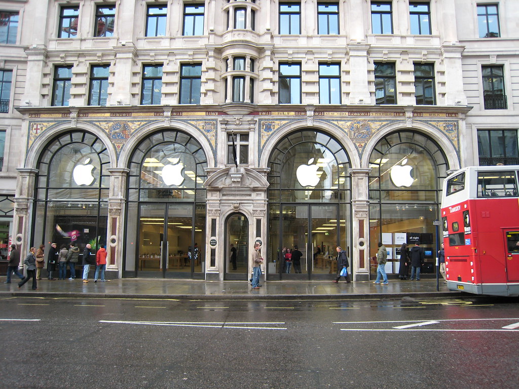 GIJZELING IN APPLE STORE AMSTERDAM